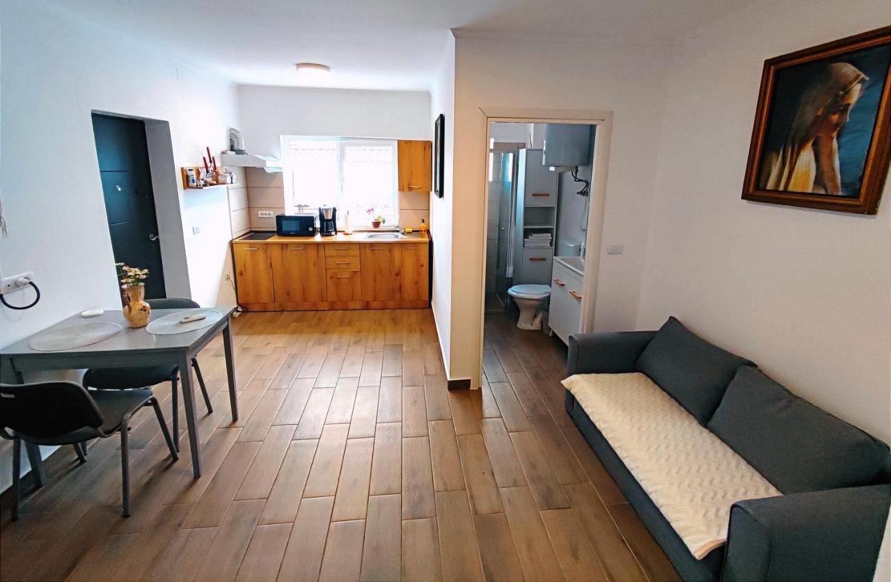 Casa Anna&Criss Apartment โอร์โชวา ภายนอก รูปภาพ