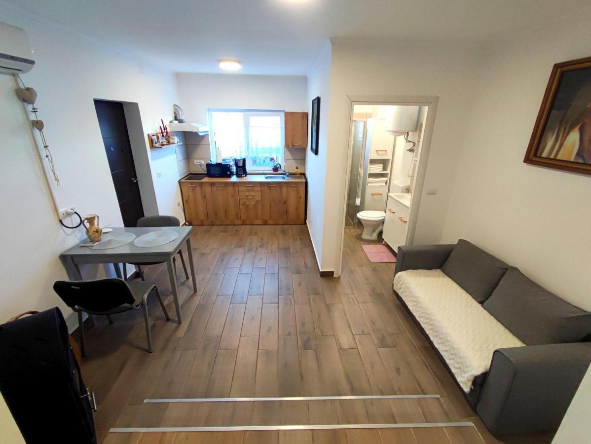 Casa Anna&Criss Apartment โอร์โชวา ภายนอก รูปภาพ